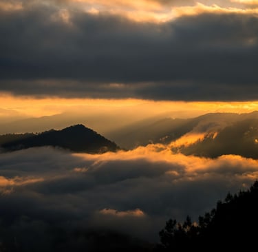 Vista incrível do mar de nuvens e das montanhas com sol nascendo e brilhando contra as montanhas de Urubici