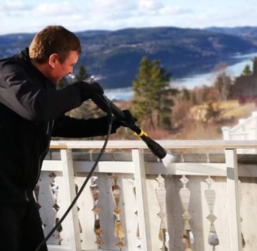 Fasade som blir skinnende ren etter profesjonell vask
