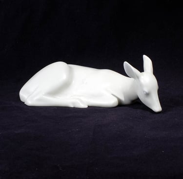 Armand Petersen - antilope couchée sans cornes tête baissée - manufacture Bing et Grondahl