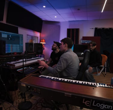 In Control Room Durante La Produzione Musicale Di Raffaelli All'avangarage