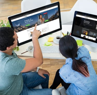 Personas viendo paginas web en sus computadoras