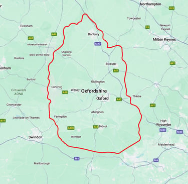 Map of Oxfordshire, England, outlined with a bold red boundary line.