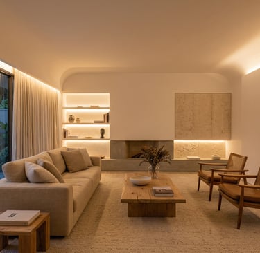 Sanca de iluminação indireta em ambiente residencial contemporâneo com luz difusa criando atmosfera 