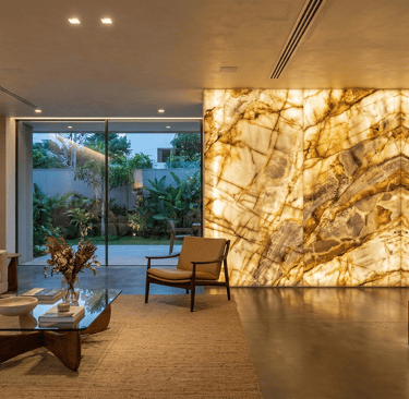 Painel de quartzito translúcido com retroiluminação em projeto de iluminação residencial contemporân