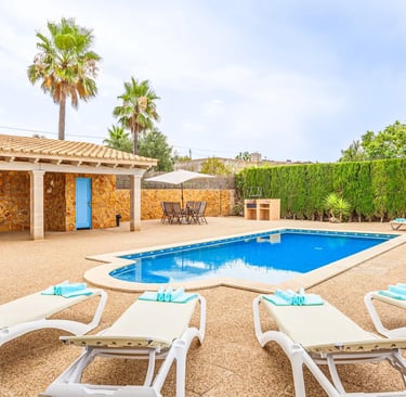 Piscina privada iluminada con vistas de Villa Sa Tanca para eventos