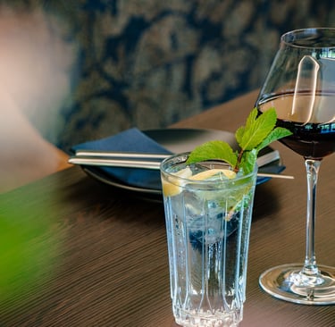 Dynamische Getränkefotografie in modernem Restaurant mit Cocktail, Wein und stilvollem Ambiente