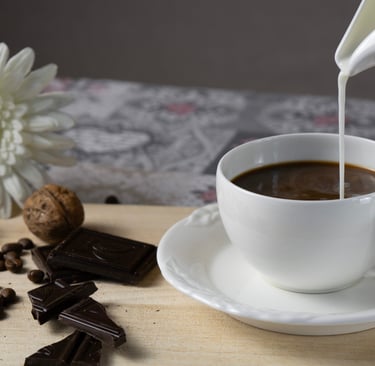 Professionelle Café Fotografie mit Kaffee, Milch und Schokolade in natürlichem Licht