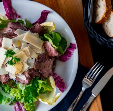 Frischer Roastbeef-Salat mit Parmesanspänen – Professionelle Food-Fotografi
