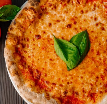 Frisch gebackene Margherita-Pizza mit Mozzarella, Tomatensauce und frischem Basilikum.