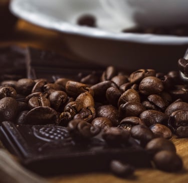 Makro-Aufnahme von gerösteten Kaffeebohnen und dunkler Schokolade – Detail-Fotografie.