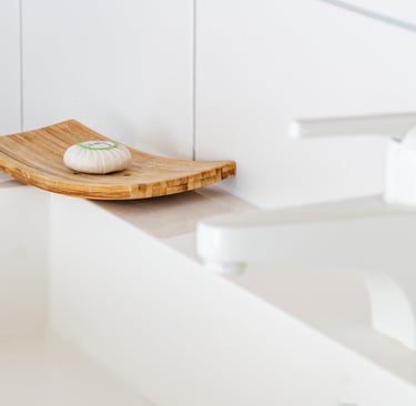 Modernes Hotelbadezimmer mit stilvoller Holzseifenschale und hochwertiger Ausstattung.