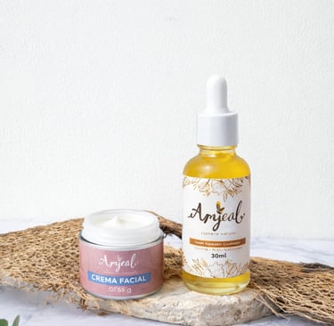 Crema facial con serum facial sobre un trozo de concreto y madera en un fondo blanco