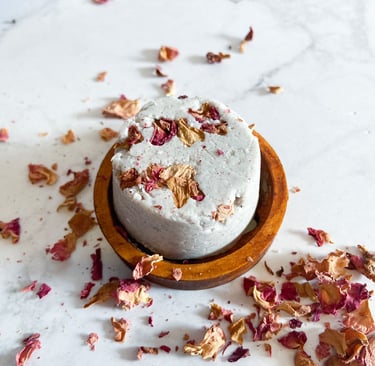 shampoo solido con rosas en fondo blanco