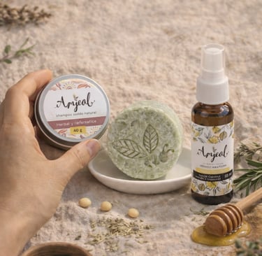 Productos de cosmetica natural hecha en yucatan sobre una mesa color beige