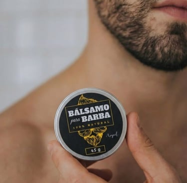hombre sujetando balsamo para barba