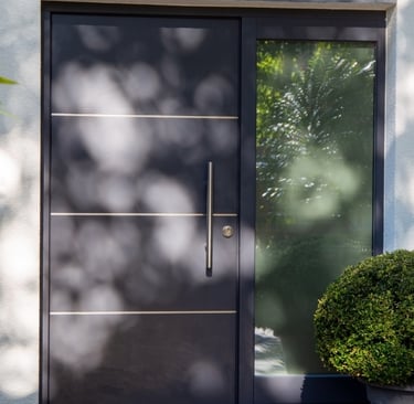 Drzwi zewnętrzne. Drzwi zewnętrzne stalowe. Drzwi antracytowe. Drzwi wejściowe.