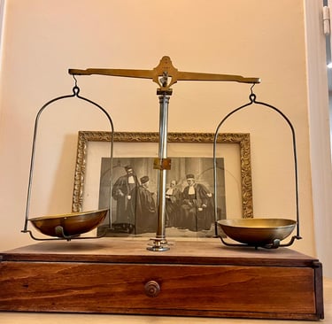 Balance de la justice vintage cuivre sur support bois devant gravure représentants 4 avocats