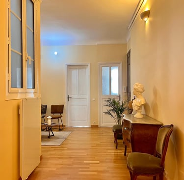 couloir avec meubles anciens et statue, salle d'attente du cabinet d'avocat Pistone à Toulon