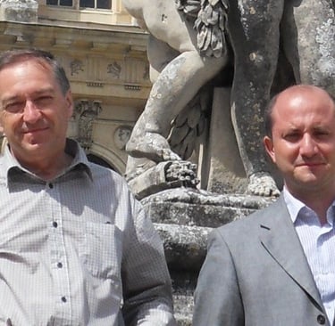 Maître Gestat de Garambé et Maître Pistone devant statue et palais. Portrait.