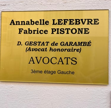 plaque dorée du cabinet d'avocats Pistone, Lefebvre et Gestat de Garambé