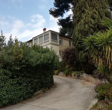 Ancienne propriété toulonnaise de style méditerranéen et provençal avec terrain arboré.