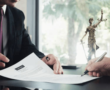 avocat litige locatif toulon loyers impayés contrat signature mains statue justice balance