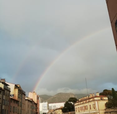 Ville de Toulon, Porte d'Italie, Besagne avec arc-en-ciel au dessus du mont Faron