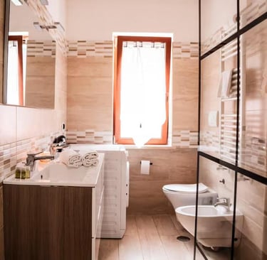 Bagno del trilocale con doccia ampia e finiture curate