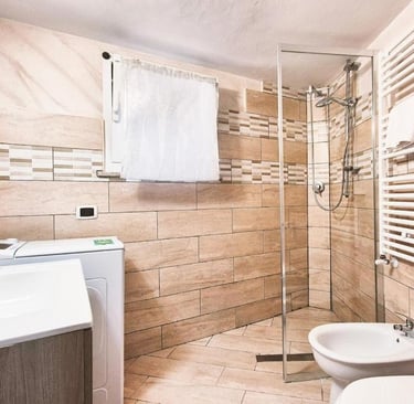 Bagno del monolocale con doccia spaziosa e finiture curate