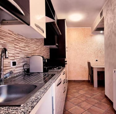 Angolo cottura attrezzato del trilocale, completo di cucina e lavello