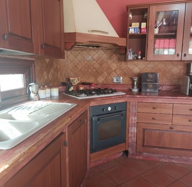 Cucina attrezzata per gruppi nella villa eventi Castelli Romani con stoviglie ed elettrodomestici