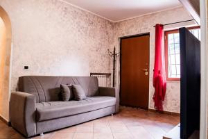 Soggiorno luminoso del trilocale con divano e ingresso, Castelli Romani