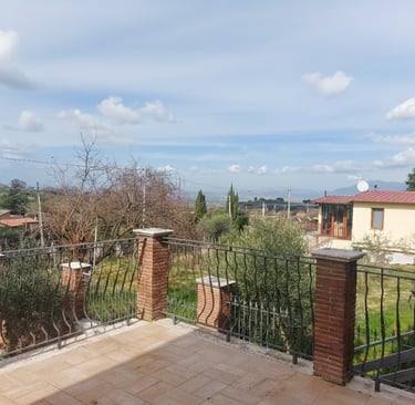 Terrazzo panoramico della villa per eventi nei Castelli Romani con vista sul verde