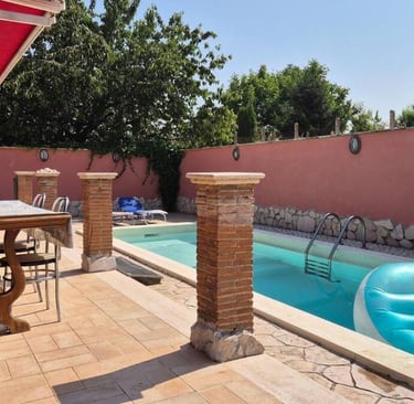 Piscina esterna della struttura con area relax