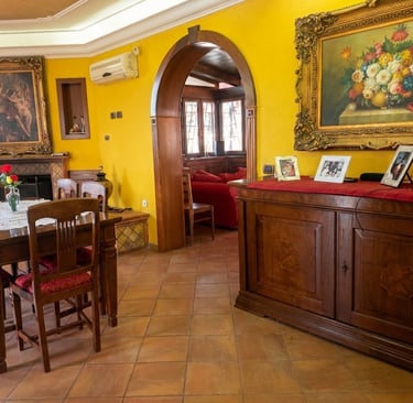 Salotto e zona relax della villa per eventi nei Castelli Romani con spazi esterni