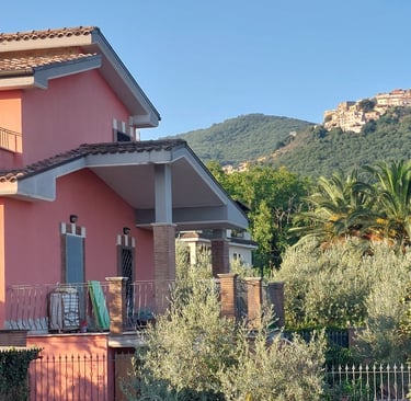 Facciata principale della struttura vista dall’esterno