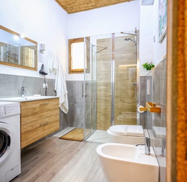 Bagno completo, con lavabo, bidet, doccia, finestra