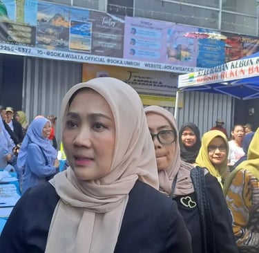 a woman in a hijab wearing a hijab