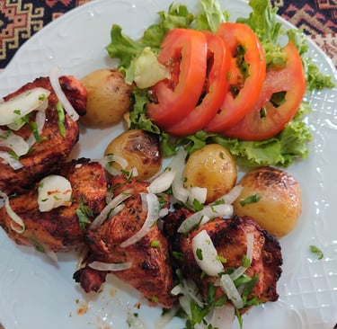 Chicken Shashlik with garnish at Rincon Armenio