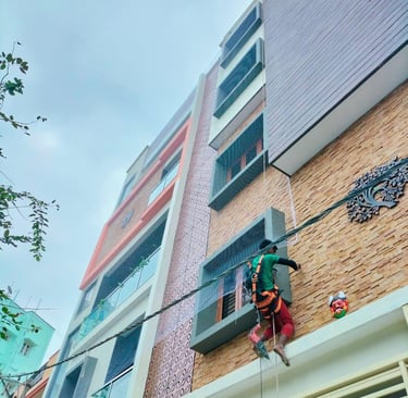 Child playing safely on a balcony protected by a tightly woven safety net installed by Arjilli Enter