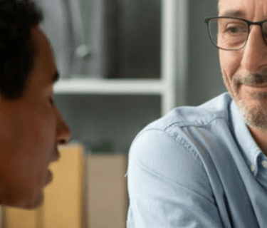 Mathieu, consultant IA, en séance d'accompagnement post-formation avec un client