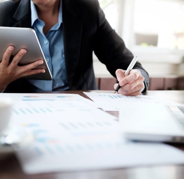 Chef d'entreprise analysant des documents et graphiques lors d'un audit