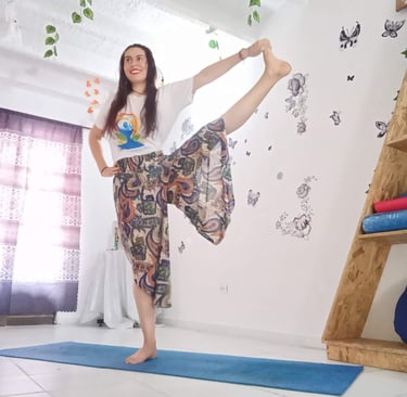 mujer haciendo una postura de yoga de pie