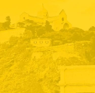 duomo di Ancona con il campanile alla sua destra vista dal arco di traiano con filtro giallo