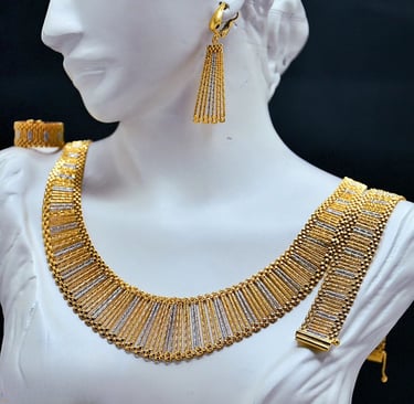 a woman's necklace and earrings on display | Alkanz Alasifar | Antalya Jewellery