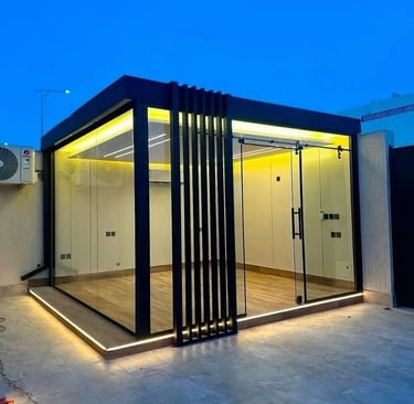 غرف زجاجية ذات اضاءه جذابة