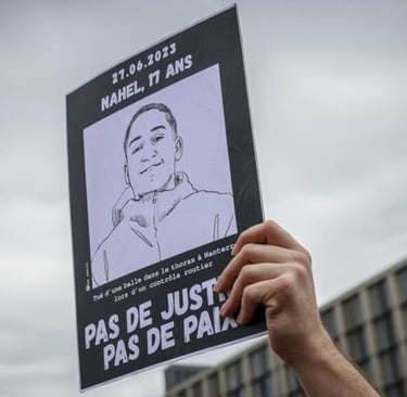 Une affiche brandie par un participant à la marche silencieuse organisée par la mère de Nahel Merzou
