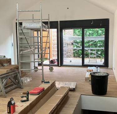 échaffaudage de peintre dans un salon