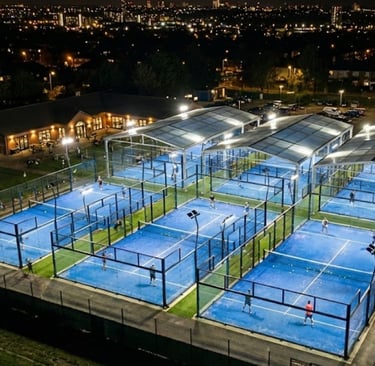Club de padel avec des joueurs
