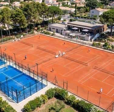 Club de tennis avec 2 terrains de padel